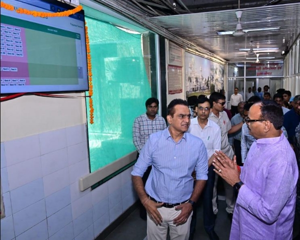 केजीएमयू में डैशबोर्ड का उदघाटन करते ब्रजेश पाठक