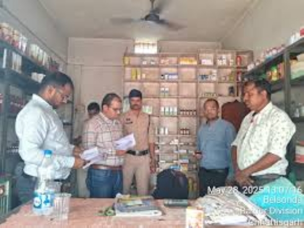 दवाई दूकान की जांच करती खाद्य एवं औषधि प्रशासन की टीम