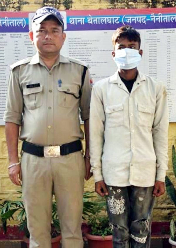 पुलिस की गिरफ्त में आरोपित वारंटी।