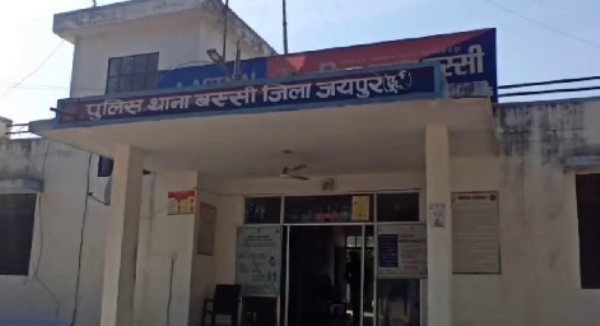 आंधी—तूफान से बचने के लिए खड़ी महिला पर गिरी दीवार