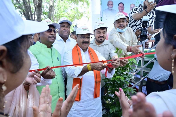 उप मुख्यमंत्री  साव हरित स्वच्छता अभियान का  शुभारंभ करते