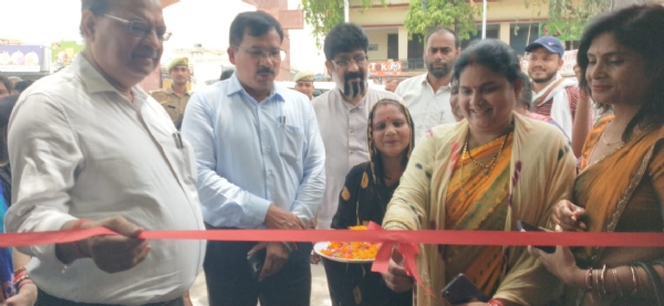 उद्घाटन करते जिलाधिकारी