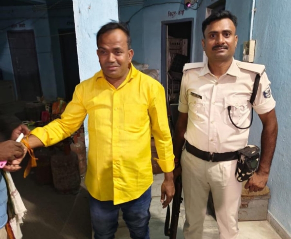 पुलिस गिरफ्त में इनामी बदमाश