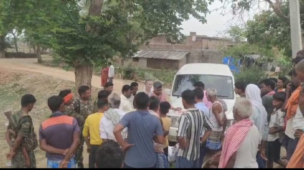जांच करती पुलिस एवं लगी भीड़