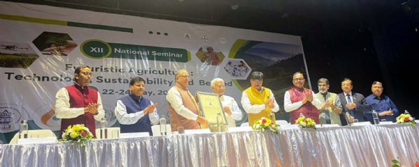 विश्वविद्यालय के कुलपति प्रो. बीआर कम्बोज लाइफ टाईम एचीवमेंट अवार्ड प्राप्त करते हुए।
