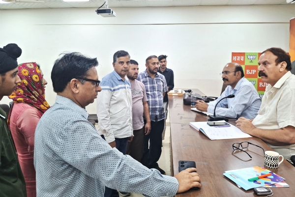 मोहन लाल भगत ने भाजपा मुख्यालय में जनता दरबार लगाया