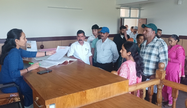 राजस्व अदालत में मामलों का निपटारा करते हुए अधिकारी