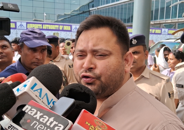 अस्पताल में इलाज के दौरान नाबालिग दलित बलात्कार पीड़िता की मौत पर मीडिया से बात करते हुए नेता प्रतिपक्ष तेजस्वी यादव।