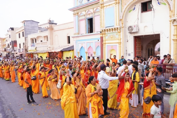 अनुष्ठान का शुभारंभ  सरयू तट से जल कलश यात्रा