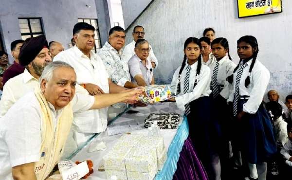 कानपुर में कोपेस्टेट शिक्षा समिति की ओर से चेयरमैन विजय कपूर एवं भाजपा नेता अजय कपूर ने कोपेस्टेट शिक्षा सदन जू. हा. स्कूल में पढ़ने वाले बच्चों को निःशुल्क शिक्षण सामग्री दी गई का छायाचित्र