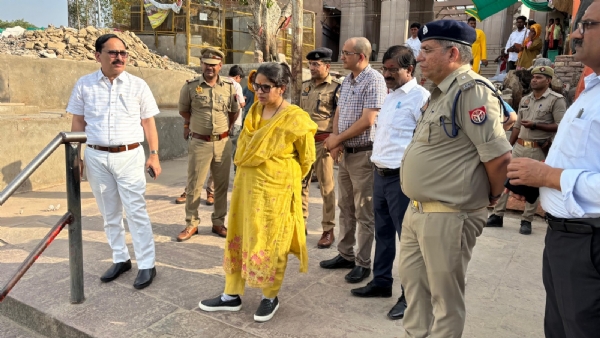 विंध्याचल में तैयारियों का जायजा लेते कमिश्नर व डीएम।