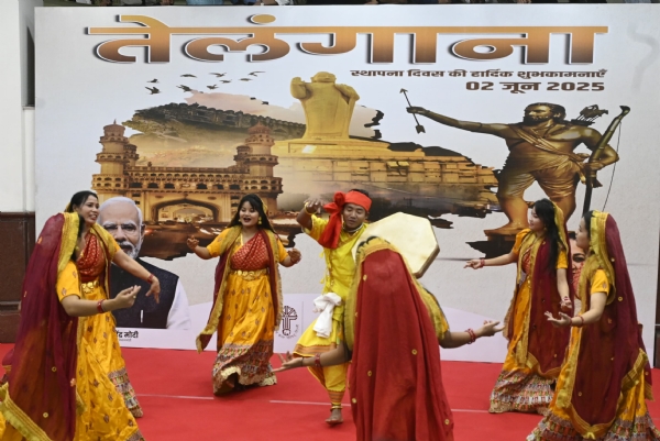 दिल्ली सचिवालय में सोमवार को तेलंगाना स्थापना दिवस पर आयोजित सांस्कृतिक समारोह में प्रस्तुति देते कलाकार