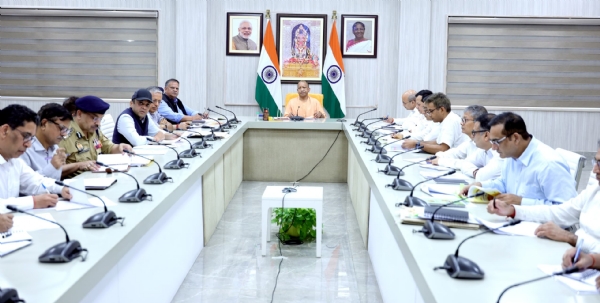 बैठक करते मुख्यमंत्री
