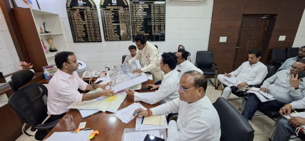 फरीदाबाद विधानसभा के पार्षदों के साथ उनकी समस्याओं और विकास कार्यों पर बैठक में चर्चा करते हुए निगम कमिश्नर धीरेंद्र खडग़टा और अन्य अधिकारीगण