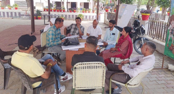 फतेहाबाद। अधिकारी से मिलने से पूर्व बैठक करते अध्यापक संघ के पदाधिकारी।