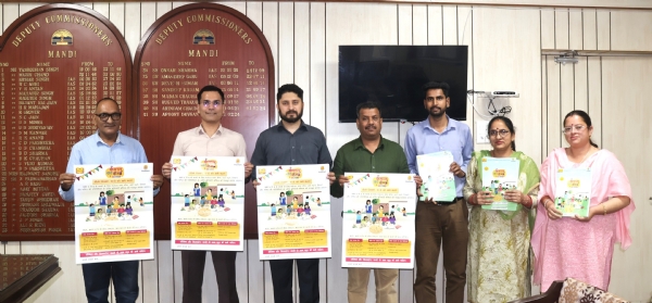 कैंप अभियान से संबंधित अभियान का कैलेंडर जारी करते हुए उपायुक्त।