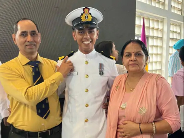 सेना में सब-लेफ्टिनेंट बने जतिन रावत का घर पहुंचने पर सम्मान करते परिजन