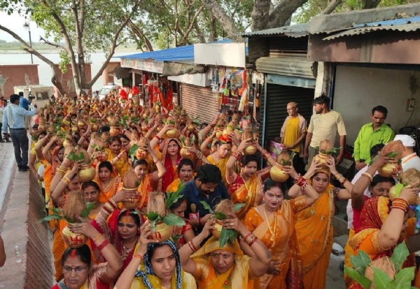 अनुष्ठान का शुभारंभ  सरयू तट से जल कलश यात्रा