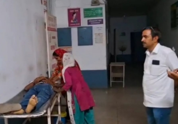 अस्पताल में युवक के पास शोकाकुल परिजन