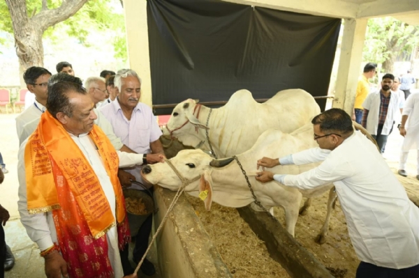 पशुपालन मंत्री ने किया टीकाकरण अभियान का शुभारंभ