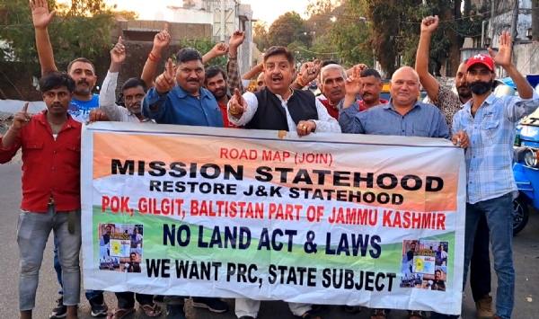 जम्मू कश्मीर के पूर्ण राज्य दर्जा की मांग को लेकर प्रदर्शन