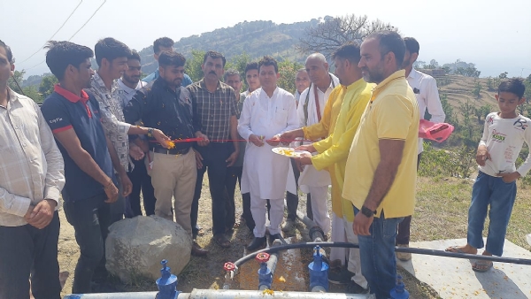 जल परियाेजना का लाेकार्पण् करते डीडीसी