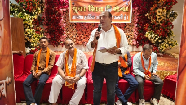 शिवसेना उद्धव बाला साहब ठाकरे गुट की युवा शिवसेना का कार्यकर्ता सम्मेलन को संबोधित करते जिला प्रमुख वीरेंद्र अरोड़ा।