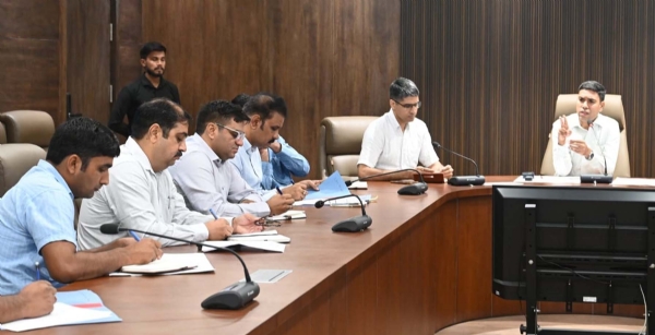 गुरुग्राम नगर निगम में प्रॉपर्टी टैक्स को लेकर अधिकारियों व कर्मचारियों की बैठक लेते निगमायुक्त प्रदीप दहिया।