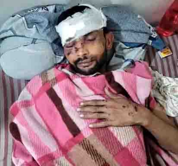 ट्रेन से फेंके जाने के बाद घायल दीपक