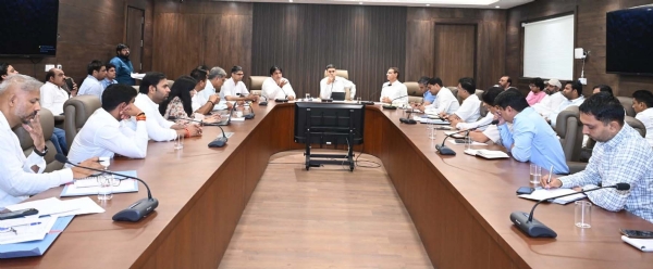 गुरुग्राम विधानसभा में मूलभूत सुविधाओं को लेकर बैठक लेते निगमायुक्त व विधायक।