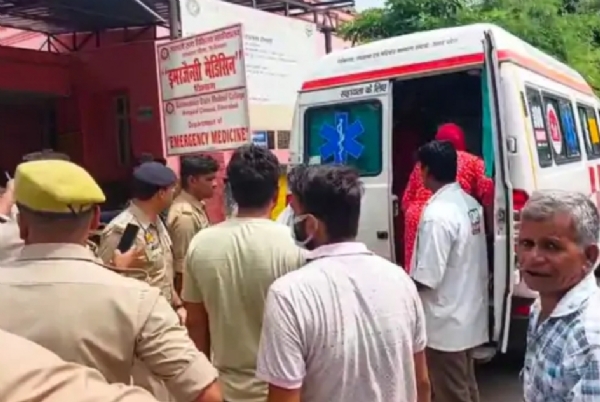 आगरा रेफर करते चिकित्सक