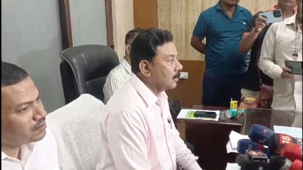 संवाददाता सम्मेलन को संबोधित करते हुए मंत्री रंजीत कुमार दास।