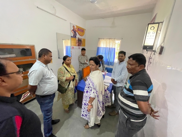 निरीक्षण करती सीवील सर्जन निरीक्षण करती सीवील सर्जन