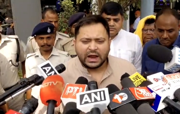 अस्पताल में इलाज के दौरान नाबालिग दलित बलात्कार पीड़िता की मौत पर मीडिया से बात करते हुए नेता प्रतिपक्ष तेजस्वी यादव।