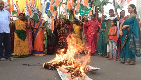 पुतला जलाते कांग्रेस कार्यकर्ता