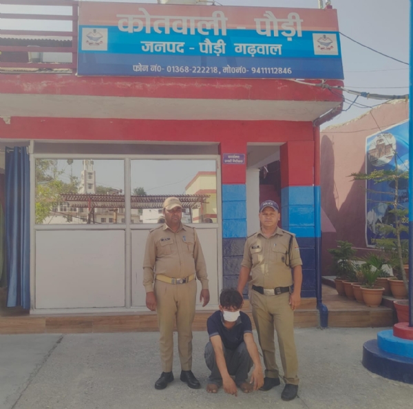 पुलिस की गिरफ्त में हत्यारोपी युवक