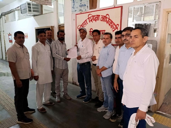 जिला शिक्षा अधिकारी को ज्ञापन सौंपते अध्यापक संघ पदाधिकारी।