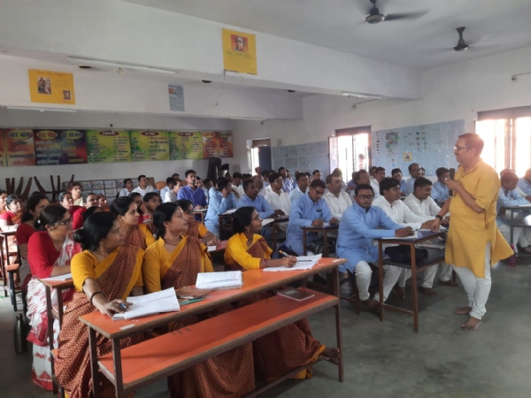 प्रशिक्षण लेते शिक्षक