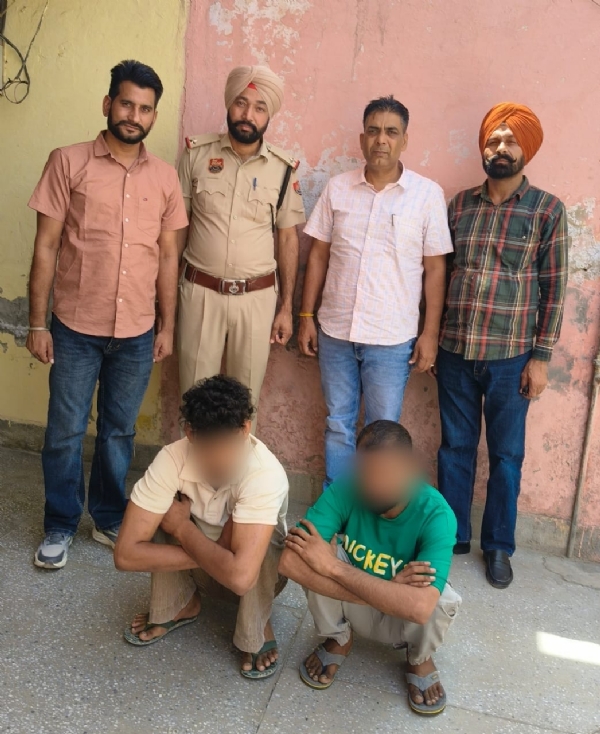 पकड़े गए आरोपी पुलिस गिरफ्त में।