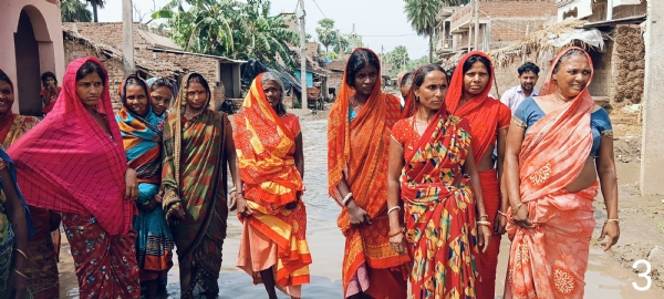 प्रदर्शन करती महिलाएं