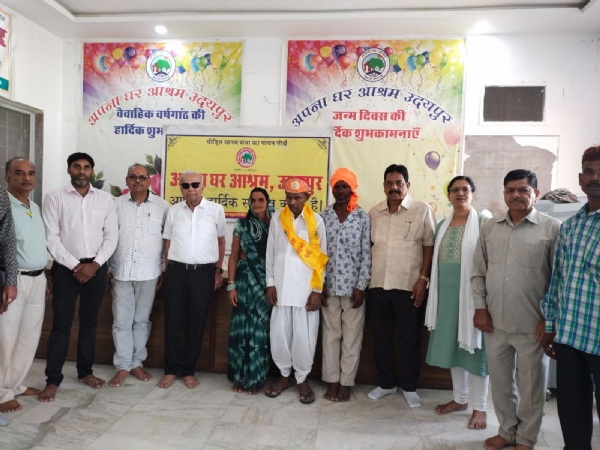 अपना घर आश्रम में 16 साल से बिछुड़े भाई-बहन और चाचा-भतीजों का भावुक मिलन