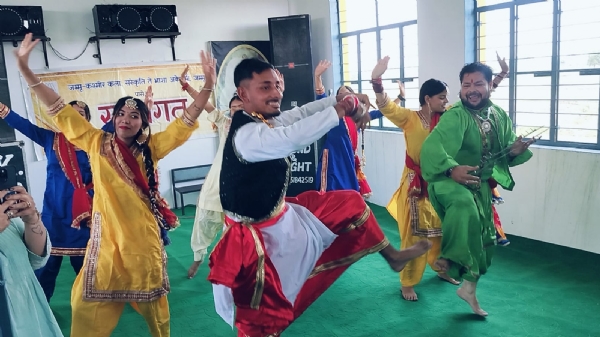 सांसकरितक कारयक्रम पेश करते कलाकार्