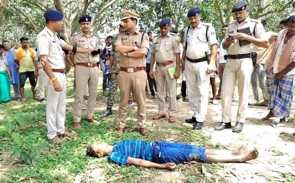 छानबीन करती पुलिस