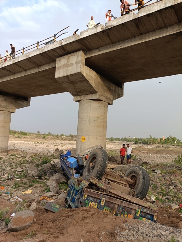 गिरा रेत से भरा ट्रेक्टर-ट्राॅली, चालक की मौत