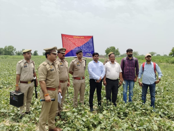 संपत्ति कुर्क करती पुलिस टीम