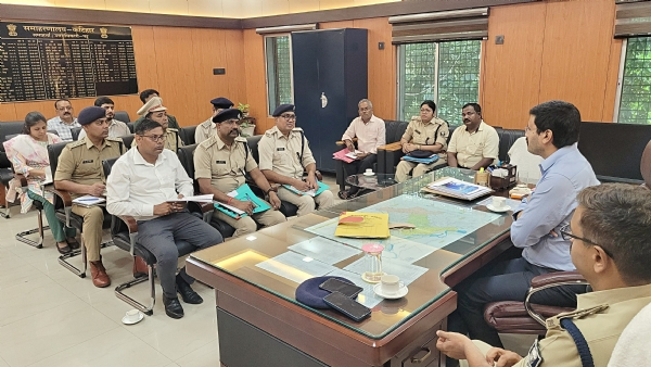 डीएम व पुलिस अधिकारी