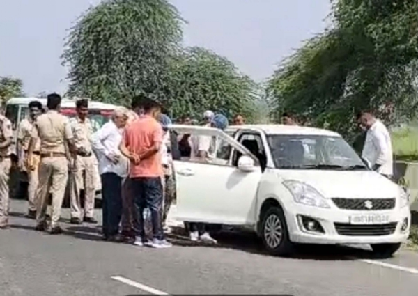 मौके पर जांच करती पुलिस।