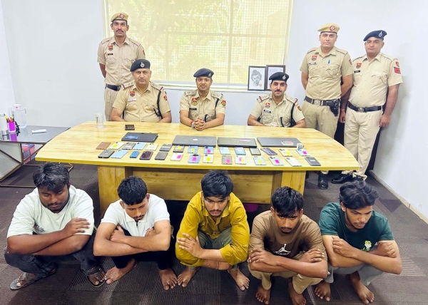 गुरुग्राम पुलिस द्वारा बिहार से काबू किए गए साइबर ठग।