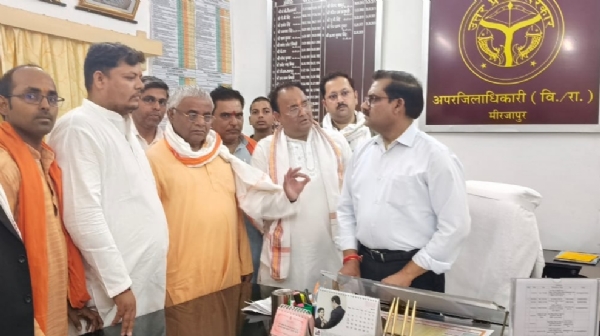 कलेक्ट्रेट कार्यालय पर एडीएम को ज्ञापन सौपते गोरक्षा विभाग के कार्यकर्ता