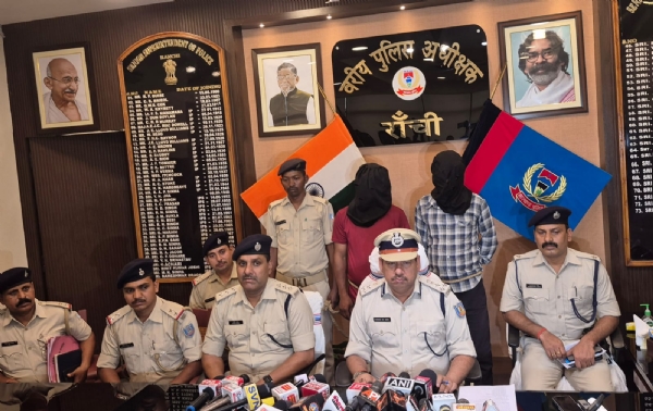 डीआईजी प्रेस कांफ्रेस करते हुए